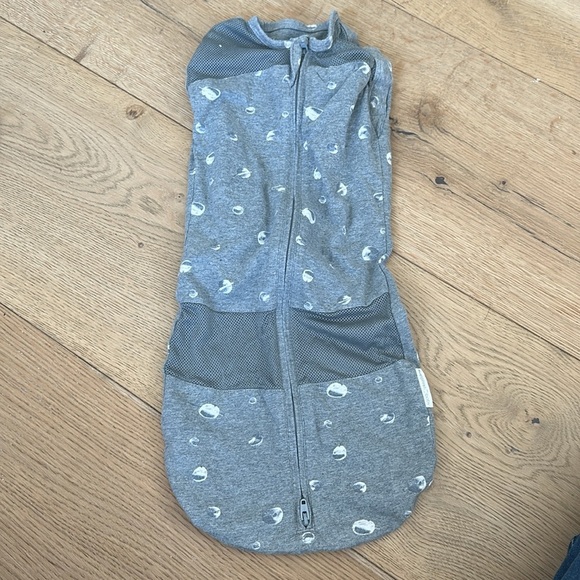SNOO Sleepea Swaddle Size medium gray stars Like new - Picture 2 of 3